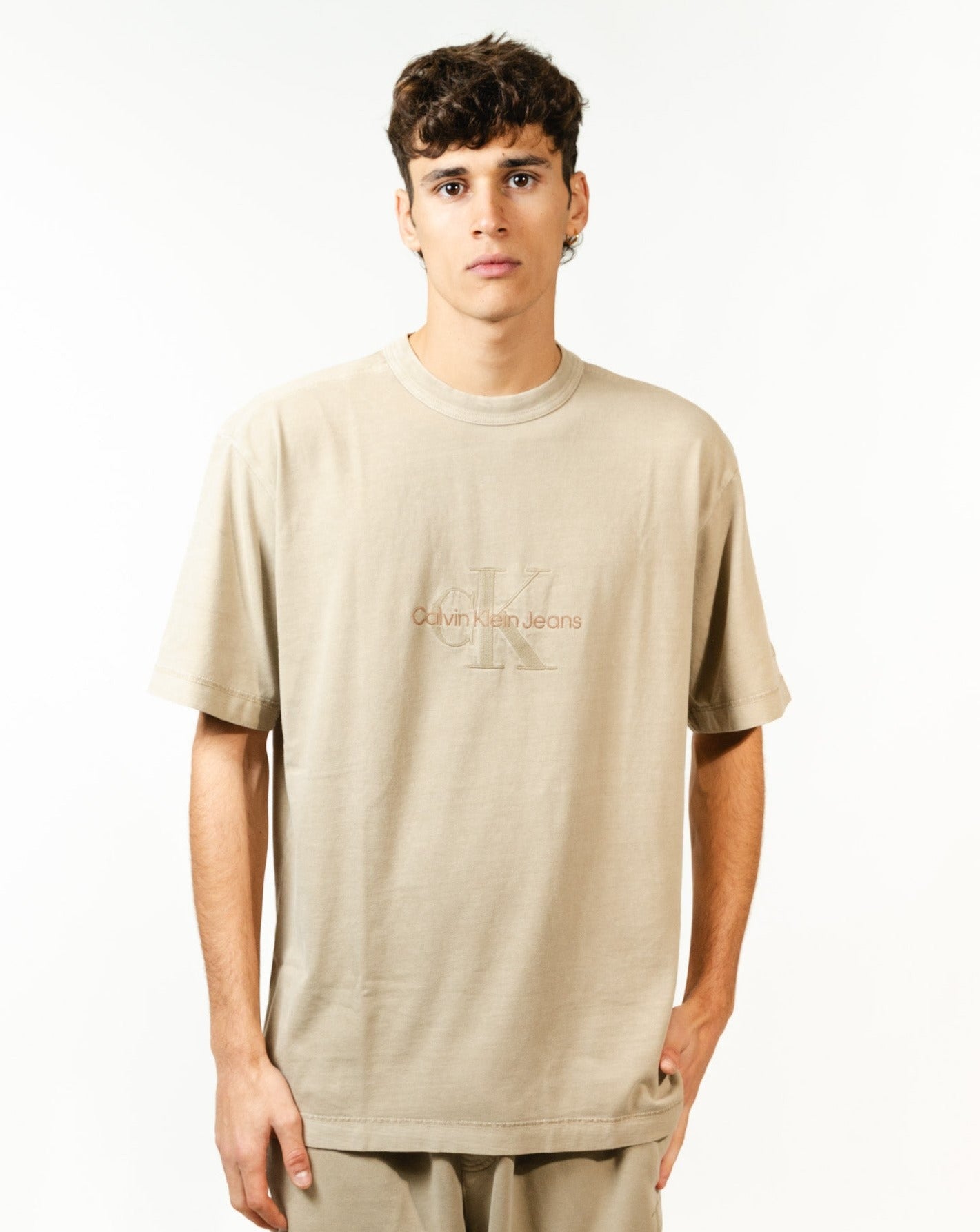 T-SHIRT MINERAL DYE MONOLOGO TAUPE