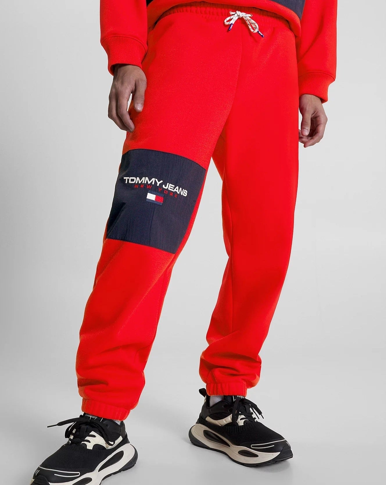 JOGGERS RELAXED FIT CON LOGO